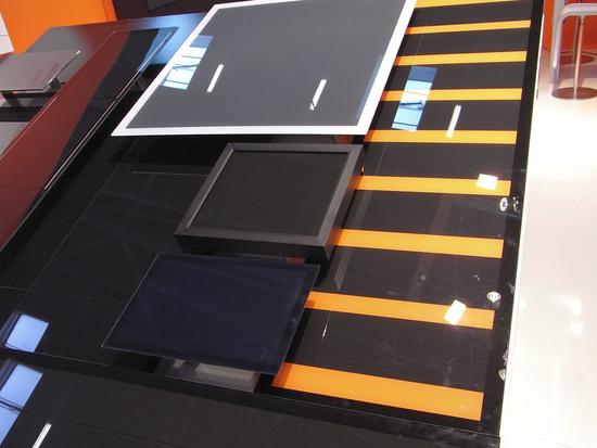 Solar Design mit Dünnschichttechnik
Die speziellen Solarzellen von Odersun machen vielfältige Gestaltungen möglich. Größen und Formen lassen sich bestimmen und sogar durch unterschiedliche Farben kann das