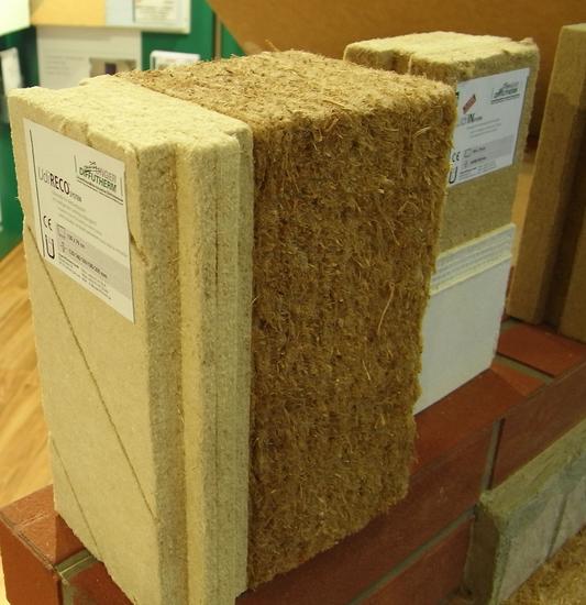 Holzfaserprodukte Diffutherm
Der Name Diffutherm sagt ja schon viel über diese Produkte aus nachwachsenden Rohstoffen aus. Dampfdiffusionsoffene Materialien die zur thermischen Isolation