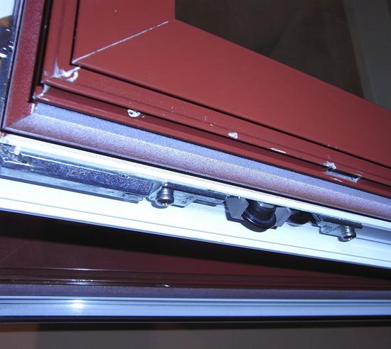 Schieberolle am Dreh-Kipp-Fenster
Aus dieser Perspektive sieht die Technik ganz logisch aus. Unter dem Fensterflügel gibt es kleine Rollen, die aus dem Dreh-Kipp-Fenster bei Bedarf ein Schiebefenster machen.