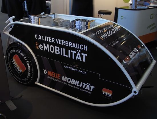 Fahrradanhänger für Lasten
Der Bundesverband eMobilität e. V. zeigt mit diesem Anhänger voller Werbematerial, wie man ohne Abgase zu verursachen, Lasten transportieren kann.