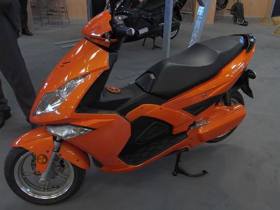 Elektroroller Wisty
Bei Galaxy Energy, einer Firma die mir aus der Photovoltaik schon gut bekannt ist, sehe ich diesen schicken Elektroroller. Ein sportlicher Roller der bis zu 100 km/h schafft.