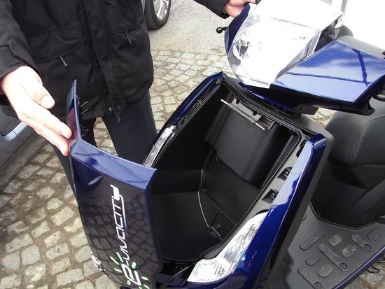 Gepäckfach am Lenker
Über dem Vorderrad hat der Elektroroller von Peugeot noch ein zweites Gepäckfach. Beide Fächer zusammen bieten 35 Liter Stauraum. Damit kann man schon seinen Einkauf wegschleppen.