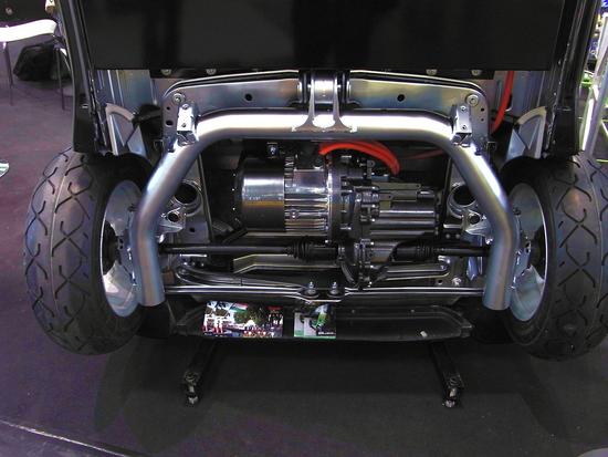 Antrieb Elektrosmart
Wie viele andere Kleinwagen wird auch der Smart von verschiedenen Firmen zum Umbau auf Elektroantrieb benutzt. Hier hängt ein bürstenloser Permanentmagnetmotor