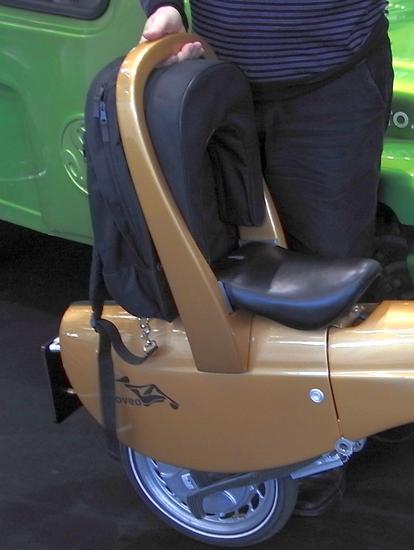 Rucksack in der Lehne des Elektroscooters
Der faltbare Elektroscooter Moveo hat eine Lehne am Sitz, weil die Sitzposition eher der im Auto gleicht. Damit man auch Gepäck transportieren kann, ist in die Lehne ein
