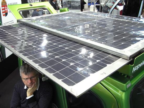 Solar-Geländewagen
Bei diesem Elektroauto ist die Photovoltaik auf dem Dach nach beiden Seiten ausziehbar. Auch wenn das nur ein paar hundert Watt an Spitzenleistung bringt, so ist das doch