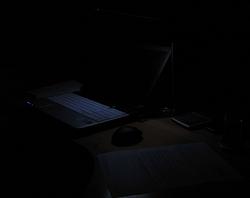Arbeiten mit LED-Licht
Auf dem 1. Bild ist die Situation am Schreibtisch mit der 2 Watt- Leuchte dargestellt. Eine sogenannte Leselampe, die kaum Reflektor hat beleuchtet ausreichend die Laptop-Tastatur.
Bild 1