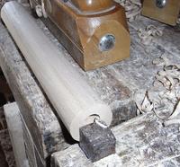 Holzarbeiten
Holz lässt sich mit den einfachsten Werkzeugen gut bearbeiten. Für mein Treppengeländer  aus Glas werden noch ein paar Hülsen zum Verstecken der Metallbolzen benötigt.