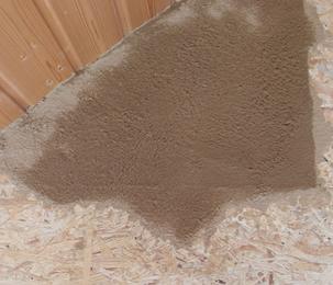 Lehm-Holz-Wandputz
Zur Fertigstellung meiner Leichtbauwand kommt ein selbsgemischter Putz aus Lehm und Holzfasern zum Einsatz. zum Ausgleichen von  Unebenheiten und Fugen spachteln ideal.
Bild 1