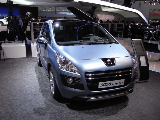 Peugeot 3008 Hybrid 4
Peugeot wirbt mit dem Slogan: Der erste Ful-Hybrid-Diesel der Welt. Ich würde mir wünschen es wäre ein Plug-In-Hybrid, also einer mit einer praktischen elektrischen Reichweite.