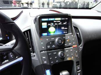 Mittelkonsole im Opel Ampera
Die Mittelkonsole im Ampera steckt voller Schalter, Knöpfe und Informationen. Die meisten Knöpfe sind aber nur zur Bedienung des Radios und für Kommunikation.
Bild 1