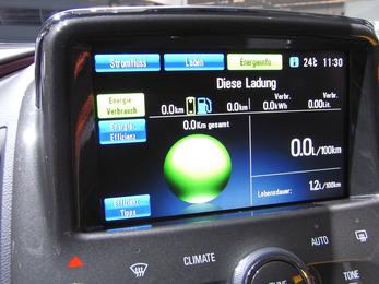 Mittelkonsole im Opel Ampera
Die Mittelkonsole im Ampera steckt voller Schalter, Knöpfe und Informationen. Die meisten Knöpfe sind aber nur zur Bedienung des Radios und für Kommunikation.
Bild 2