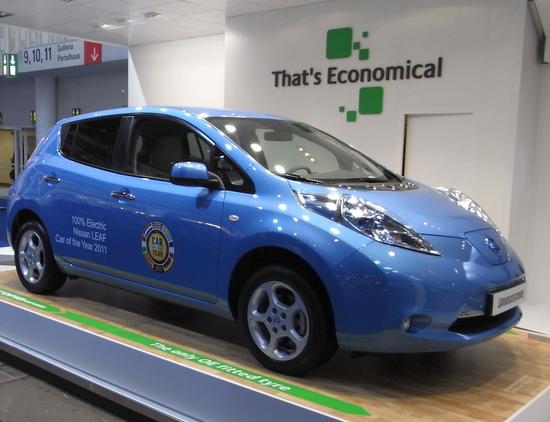 Nissan Leaf mit Ecopia Reifen
Hier steht nun das Auto des Jahres 2011, der Nissan Leaf, mit seinen Leichtlaufreifen von Bridgestone. Normalerweise müsste hier Massenandrang herrschen, doch weit gefehlt.