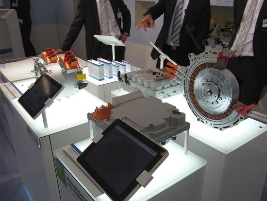 Komponenten für das Elektroauto
Bei Bosch wird hier gezeigt aus welchen Komponenten das Elektroauto besteht. Alles was zur Elektrifizierung des Antriebsstranges notwendig ist, steht hier bereit.