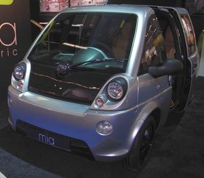 Mia Electric - raffinierter Minibus
Mia Electric heißt dieses kleine Streitobjekt. Ich beobachte wie sich eine Gruppe junger Leute am Messestand mit diesem Fahrzeug befasst. Pro und Kontra, ein heißes Gefecht.
Bild 1