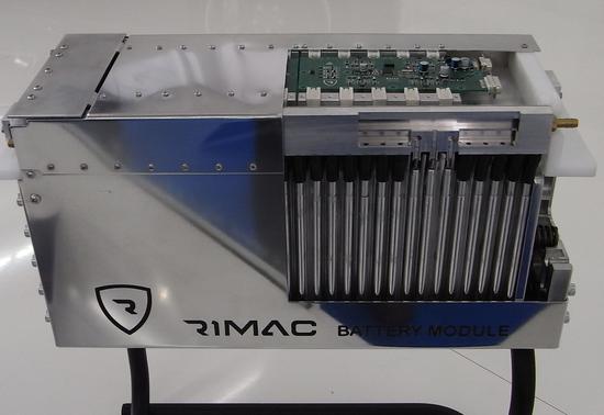 LiFePo Batterie von Rimac
Lithium-Eisen-Phosphat Akkumulatoren scheinen zur Zeit  bei vielen Elektrofahrzeugen erste Wahl zu sein. So auch bei dem kroatischen Elektrosportwagen von Rimac.