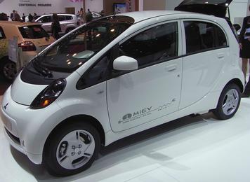 Elektro-Taxi-Vergleich
In München wird jetzt ein Mitsubishi iMIEV als Taxi getestet. Nach einem Jahr will man beurteilen ob das Auto alltagstauglich ist. Hoffentlich gibt es keine Fahrgäste mit Koffer.
Bild 1