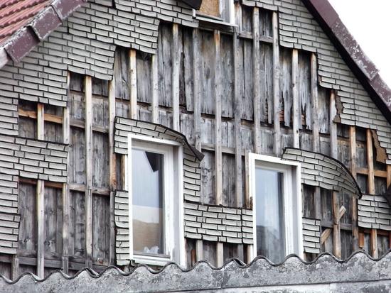 Optische Täuschung misslungen
An diesem Giebel hat doch jemand versucht falsche Tatsachen vorzutäuschen. Mit einer Steinimitation sollte hier der Wetterschutz der Fassade erreicht werden.