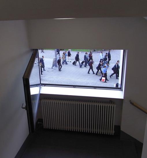 Unfallgefahr durch offenes Fenster
In Deutschland, dem Land der vielen Vorschriften, finden sich so allerhand Kleinigkeiten über die sich beispielsweise ein Engländer nur wundern würde.