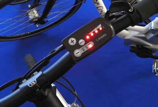 Bedienelement am Lifebike
Am Lenker des Elektrofahrrades gibt es ein kleines Bedienelement mit LED's. Hier kann der Ladezustand des Akkus abgelesen und die Stärke der Motorunterstützung gewählt werden.