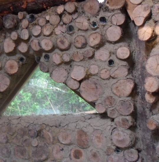 Holz-Lehm-Haus
Holz und Lehm gibt es fast überall. In England z. B. haben sich jetzt verschiedene Gruppen von ökologisch denkenden Menschen zusammengefunden um mit diesen Materialien