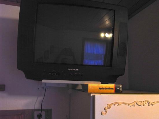 TV-Halterung befestigt
In einem Zimmer mit Frühstück darf der Fernseher nicht fehlen. Die Wandhalterung für das TV-Gerät war aber nicht für den schweren Kasten ausgelegt.