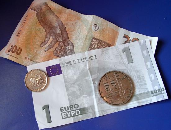 Notgeld für die Eurokrise
Ein falscher Euro, ein paar Kronen aus dem letzten Urlaub und eine Gedenkmünze mit hoffentlich sehr hohem Silberanteil. Mehr Notgeld konnte ich in meinen Schubladen