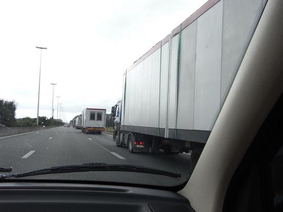 Transporte auf der Autobahn
Während der Durchquerung von Belgien gab es nur sehr wenige Lastkraftwagen auf der Autobahn. Jetzt auf den letzten Kilometern in Richtung französischer Küste