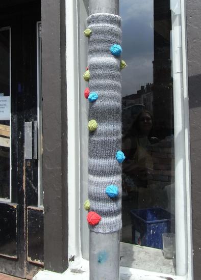 Guerilla-Stricken
In einer Stadt wie Bristol scheint es wirklich jede Art von Kunst oder auch nur öffentlicher Meinungsäußerung zu geben. Hier ist der Mast einer Ampel mit einer gestrickten Hülle