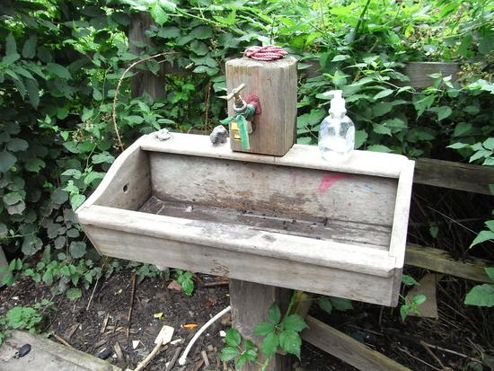 Holzwaschbecken
Ein Waschbecken aus Holz ist eher etwas ungewöhnlich. Für die Arbeit im Gemeinschaftsgarten ist es aber durchaus geeignet. Hände waschen oder Geschirr spülen funktioniert