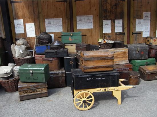 Gepäckabfertigung
So muss wohl die Gepäckabfertigung für Auswanderer ausgesehen haben. Die Transportbehältnisse bestanden ja bis ins letzte Jahrhundert vorwiegend aus Holz oder anderen