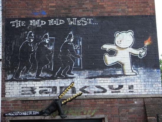 The Mild Mild West
Während Graffiti an den meisten Orten viele Gegner hat, hat diese Kunst in Bristol besonders viele Freunde. Vor allem, wenn es sich um solche Werke, wie die von Banksy handelt.