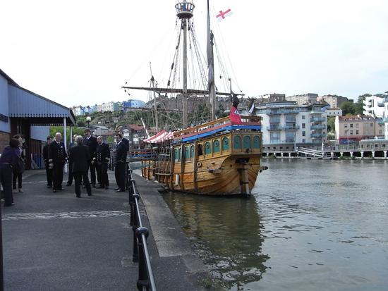 Schiff Matthew
In Bristol laufen gerade die Vorbereitungen zum großen Hafenfest. Auch der Nachbau des historischen Schiffes Metthew präsentiert sich hier.