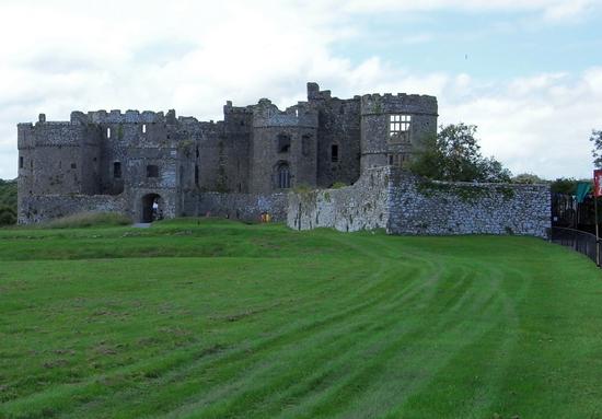 Carew Castle - ein Stück Mittelalter
Auf der Reise Richtung Westen lockt uns ein Schild zu Carew Castle. Es ist eine dieser Burgen aus dem Mittelalter, in denen man sofort an die kriegerischen Auseinandersetzungen