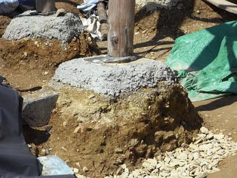 Fundament für Naturhaus
Die Holzstützen des Naturhauses stehen hier auf Einzelfundamenten. Ein Klecks Beton soll die Auflagefläche der Holzstützen vergrößern. Bei diesem Boden vermutlich kein Problem.
Bild 1