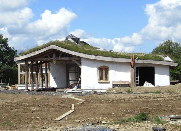 Naturhaus
Häuser mit dem zu bauen, was die Natur bietet scheint ein starker Anreiz zu sein. In Wales konnten wir eine kleine Siedlung besichtigen, in der mehrere  solcher Häuser entstanden.