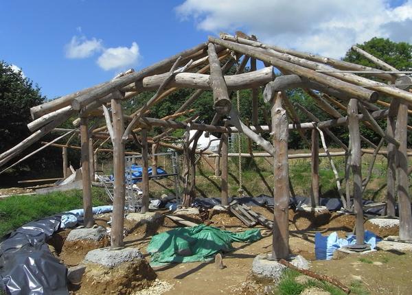 Rundstamm Ständerbau
Wie das Gerüst für einen Pavillon sieht dieser Ständerbau aus. Die runden, meist krummen Stämme wurden nur entrindet und dann in Handarbeit zusammengefügt.