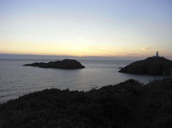 Sonnenuntergang am Meer
Für einen Individualreisenden ist der Sonnenuntergang an der englischen Westküste schon mit ein wenig Aufwand verbunden. Das Foto mit der Digitalkamera ist auch mehr bescheiden.
Bild 1