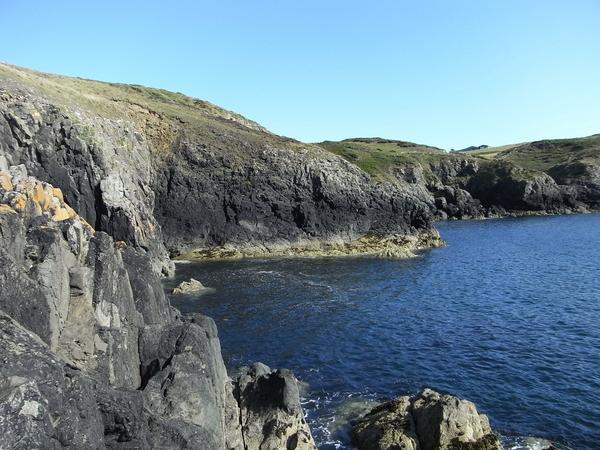 Steilküste als Energiequelle
Die Steilküste in Wales bietet Malern und Fotografen beliebte Motive. Badegäste sieht man hier nur selten, weil die Wasseroberfläche selbst bei ruhiger See stark bewegt ist.