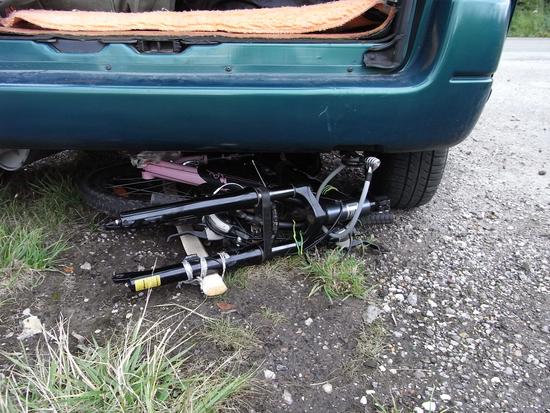 Fahrrad unter dem Auto befestigt
Wir haben noch einige Stunden Zeit, bis unsere Fähre ablegt, so wird ein Nachtlager im Auto bereitet. Das mitgeführte Fahrrad unter das Auto geschoben und an