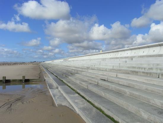 Ebbe am Strand
Auf der Fahrt entlang der englischen Südküste legen wir eine Rast ein. Am Strand herrscht in doppelter Hinsicht Ebbe. Das Wasser und auch die Menschen haben sich zurückgezogen.