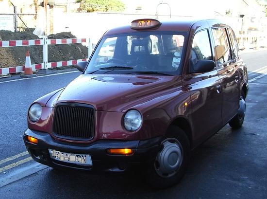 Typisch englisch - Taxi von LTI
Auf den ersten Blick dachte ich das rote Taxi wäre ein mindestens 50 Jahre altes Fahrzeug. Das Taxi von LTI ist aber nur im alten Stil gebaut. So erkennt man es wenigstens überall.