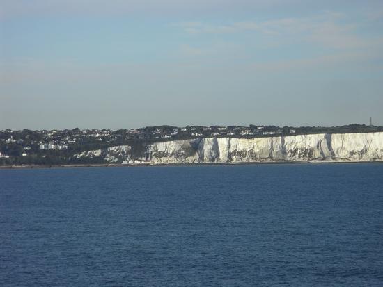 Kreidefelsen von Dover
Durch die Fenster des Fährschiffes sehe ich schon die Kreidefelsen von Dover. Die Häuser oberhalb der Felsen scheinen ganz nahe am Abhang zu stehen.