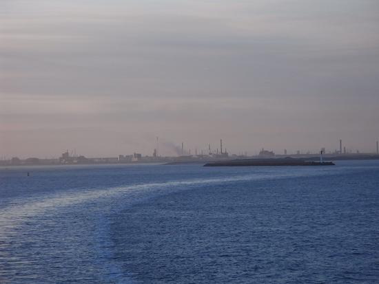 Blick zurück auf den Hafen von Dünkirchen
Wir entfernen uns vom Hafengelände Dünkirchen. Im trüben Morgenlicht macht der Hafen mit den hässlichen Gewerbegebieten einen harmlosen Eindruck.