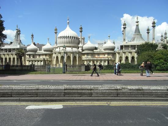 Brighton Pavillon
Auf der Fahrt durch Brighton gelang meiner Beifahrerin dieser Schnappschuss. Man glaubt, man wäre auf dem falschen Kontinent.