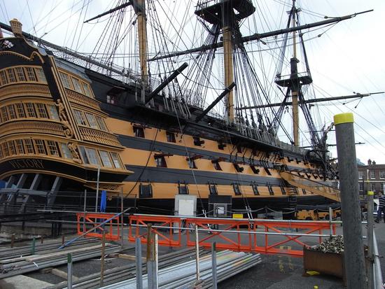 Ständige Baustelle - HMS Victory
Das alte Segelschiff ist aufgebockt. Ständig wird daran gearbeitet um es wieder originalgetreu herzurichten. An den Besuchern merkt man, dass das Schiff für viele eine besondere