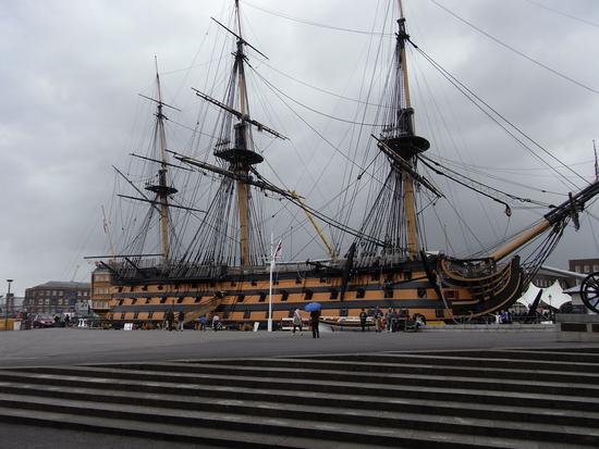 HMS Victory - eine hölzerne Legende
Hier liegt Sie nun, die Ursache für viele Ereignisse der letzten 200 Jahre. Hätte damals Admiral Nelson mit diesem Schiff nicht Napoleons Invasionspläne vereitelt, wer weiß