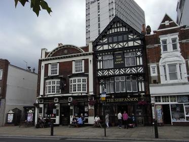 Der Nase nach ins Zentrum von Portsmouth
Schon vor Erreichen der Stadt sehe ich die Schilder, die uns zu den Sehenswürdigkeiten leiten. Das historische Schiff HMS Victory ist der Hauptgrund unseres Besuches hier.
Bild 2