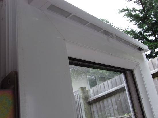 Lüftungsschiene an einer Balkontür
Ein kleines Zimmer mit Balkontür in einem Haus mit wenig Dachüberstand. Mich interessiert wie das mit der Belüftung funktioniert. Schließlich soll ja in England oft feuchtes Wetter