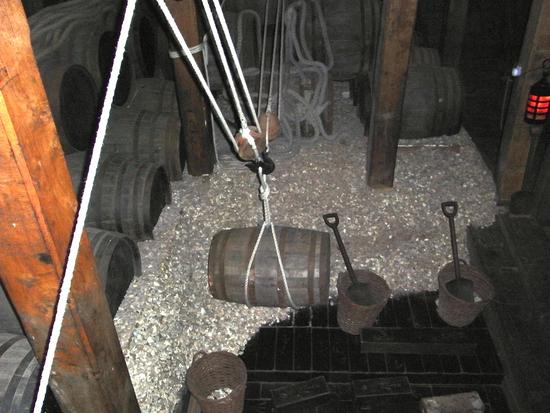 Laderaum im Kiel des Schiffes
Im Kiel des Schiffes, also unterhalb der Wasseroberfläche, gab es einen Laderaum für die schweren Sachen. Handelsware, Vorräte oder Schüttgut dienten