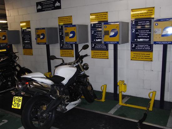 Motorradstellplatz im Parkhaus
Das habe ich so zum ersten Mal gesehen. Der Motorradstellplatz im Parkhaus hat ein verschließbares Helmfach. Da passt auch noch eine Jacke mit hinein.